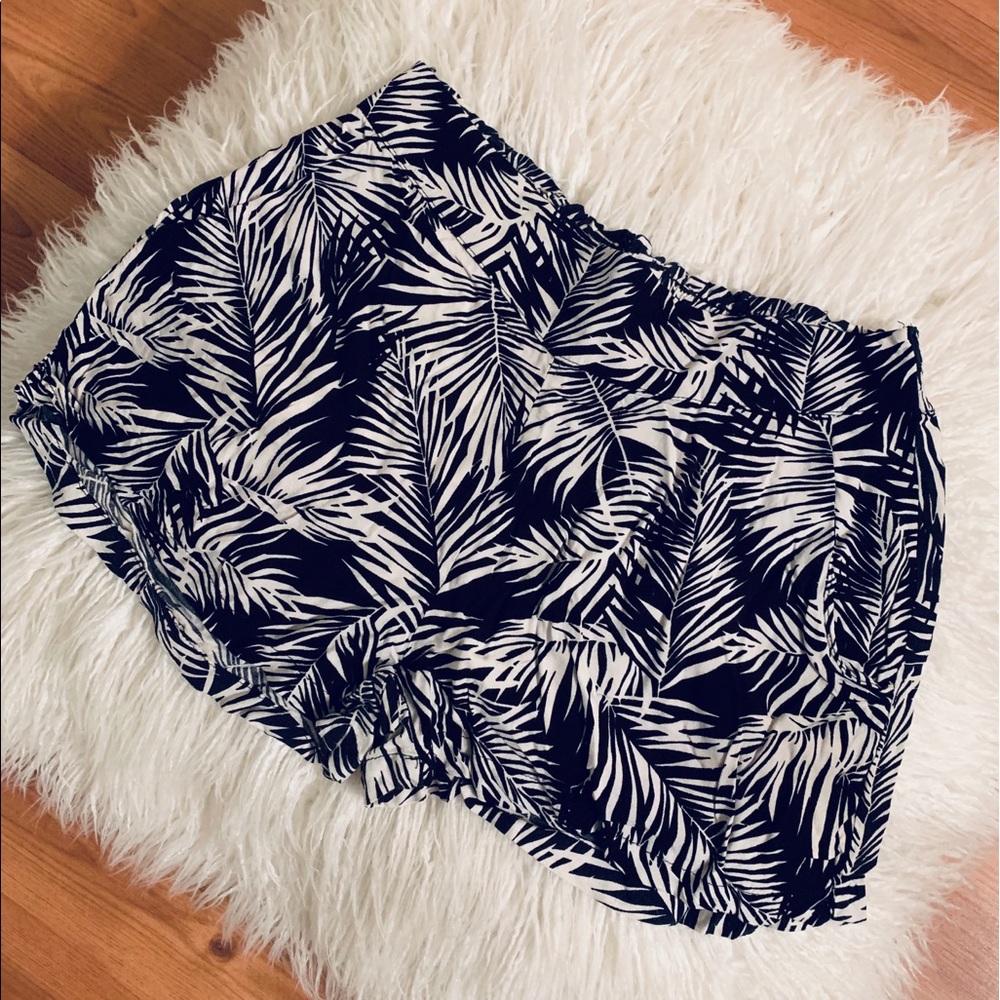H&M back and white shorts